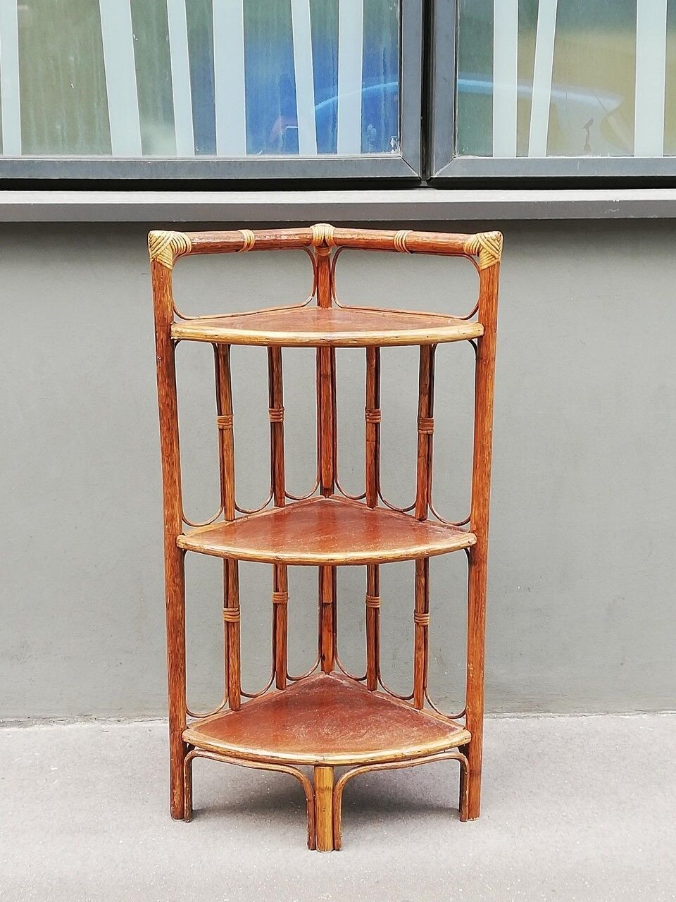 Etagère d'angle en bambou et rotin