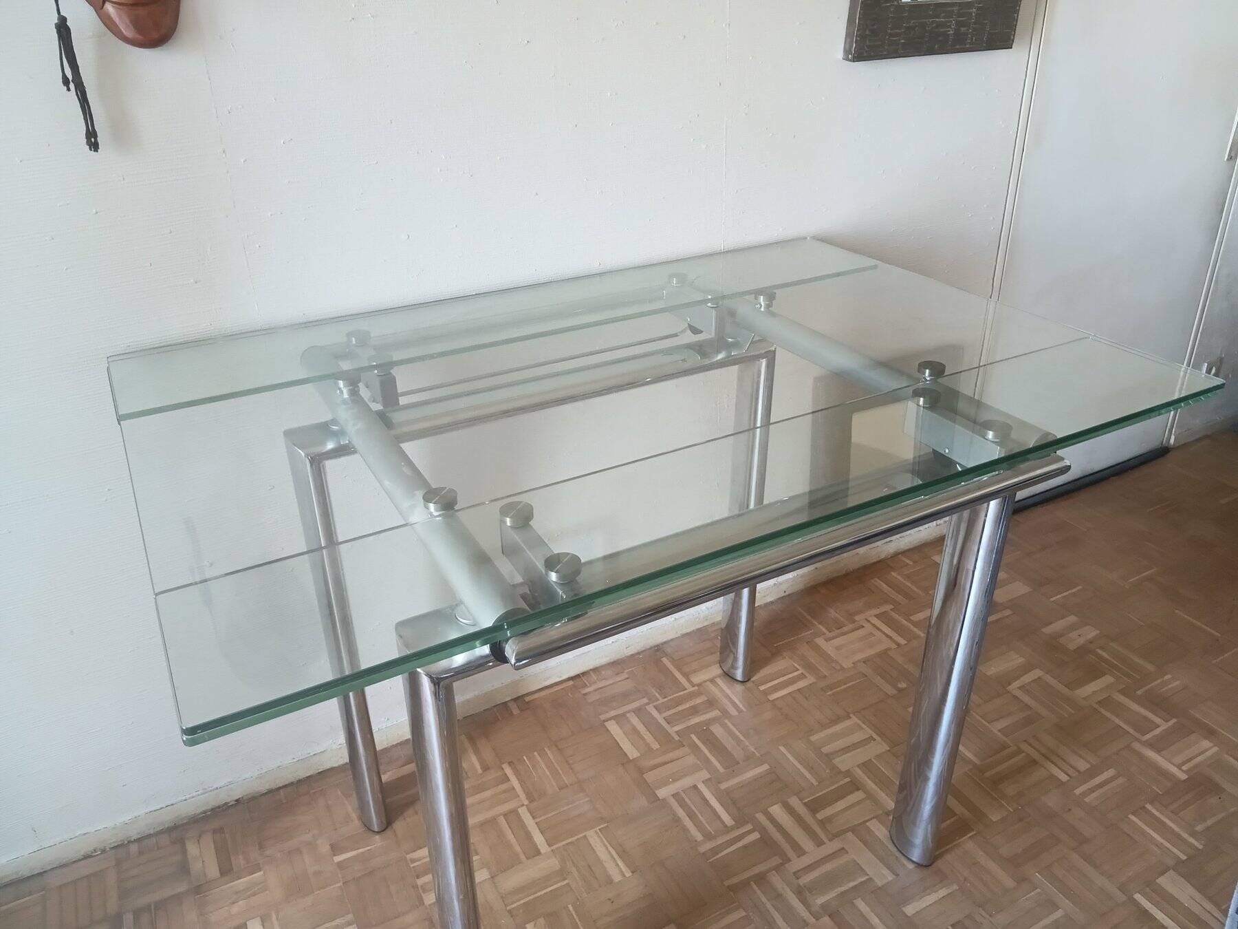High table with tempered glass and chrome base.