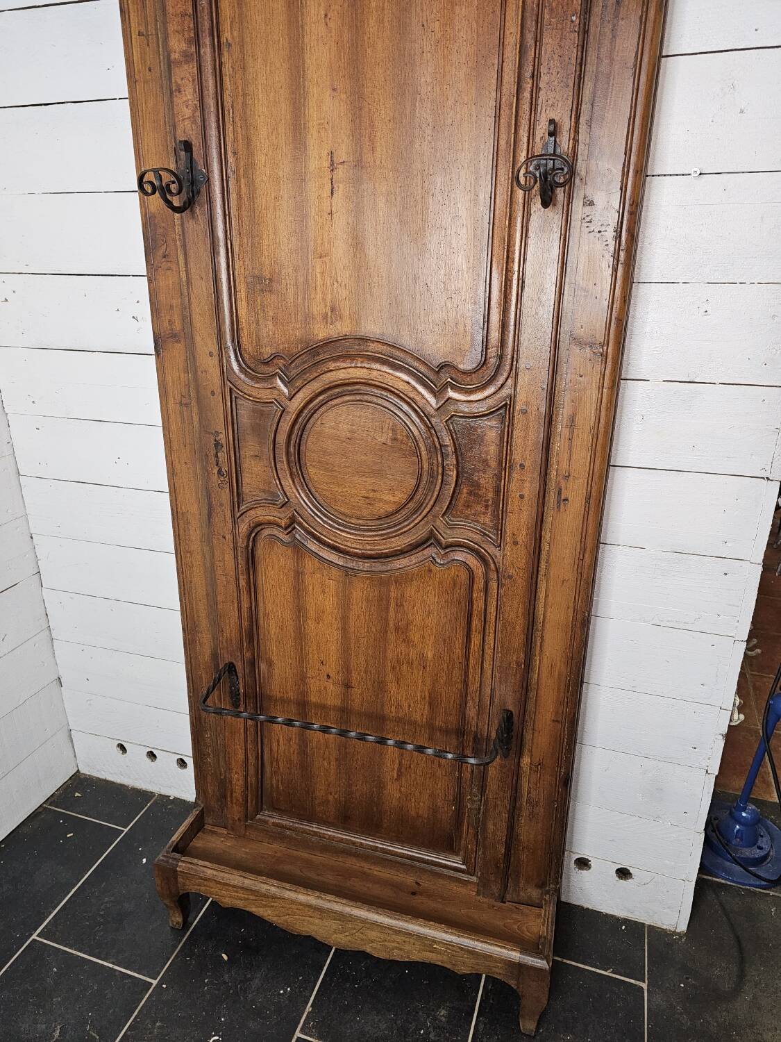 Wall-mounted locker in walnut