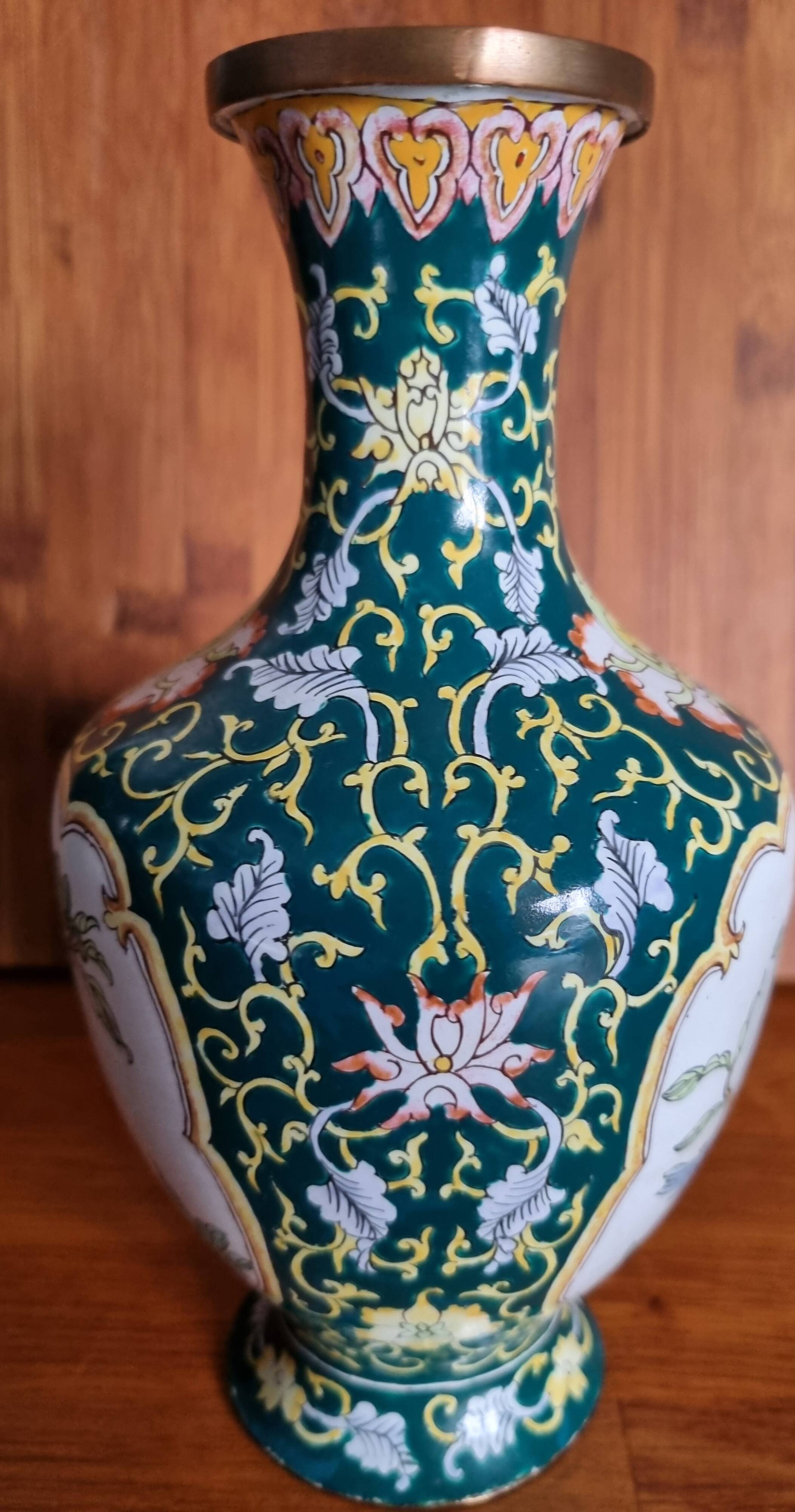 Baluster-shaped Canton enamel vase