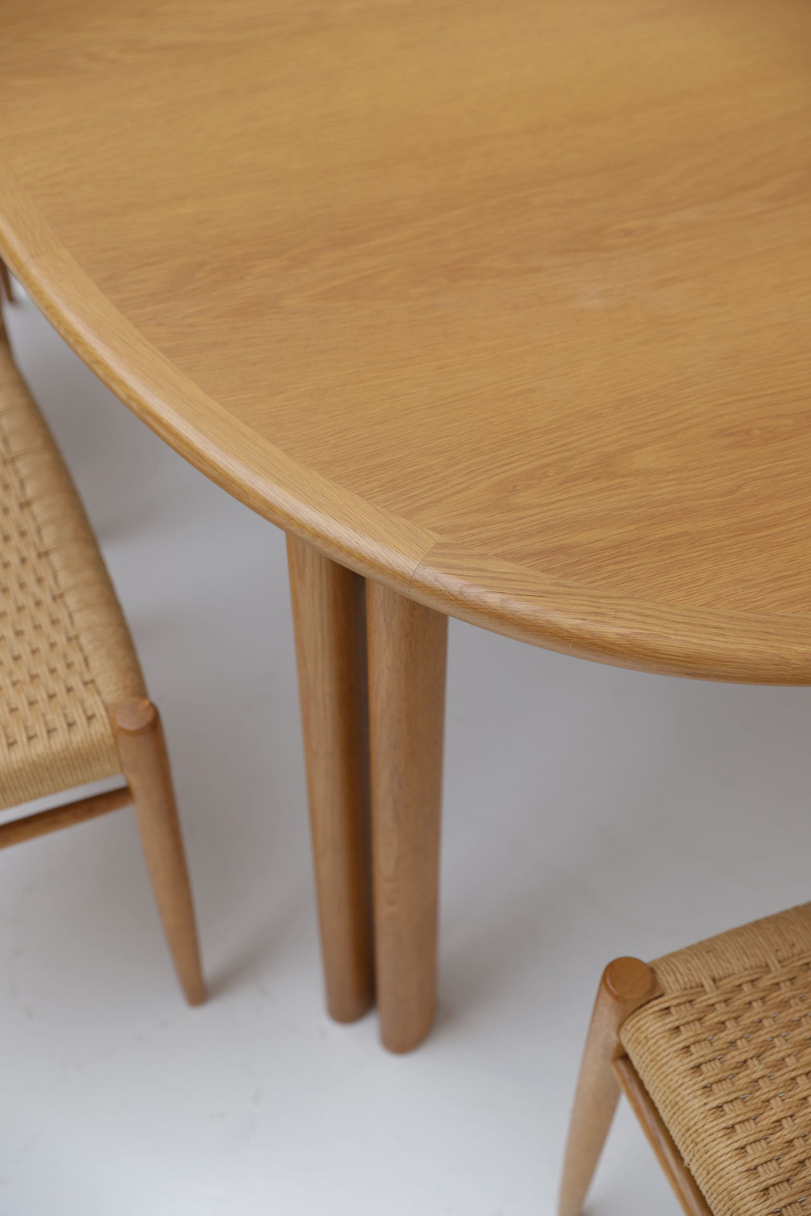 Extendable dining table by Van Den Berghe pauvers