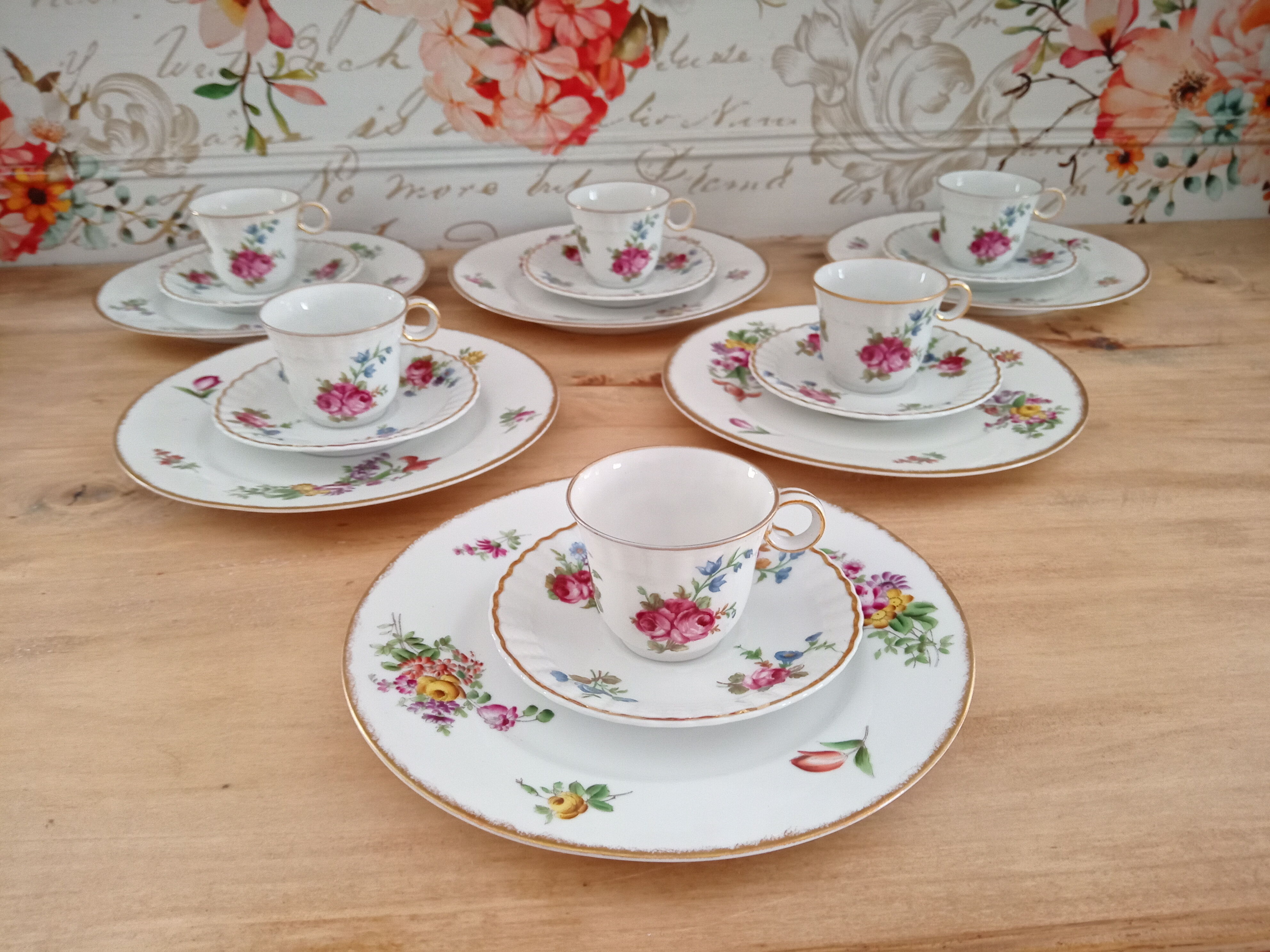 Lot de 6 tasses à café et sous-tasses décor fleuri et liseré doré, porcelaine de Limoges Bernardaud