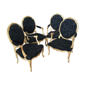 Suite de quatre fauteuils louis XV dossier plat écussons