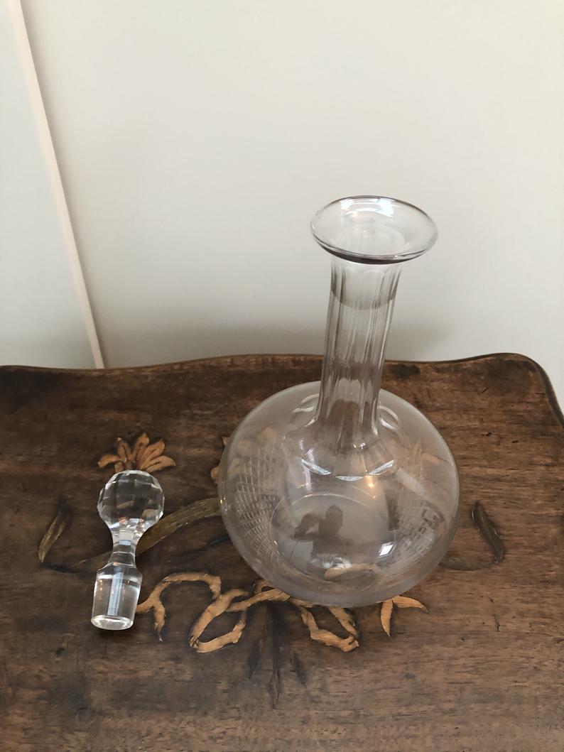 Carafe française en verre ciselé