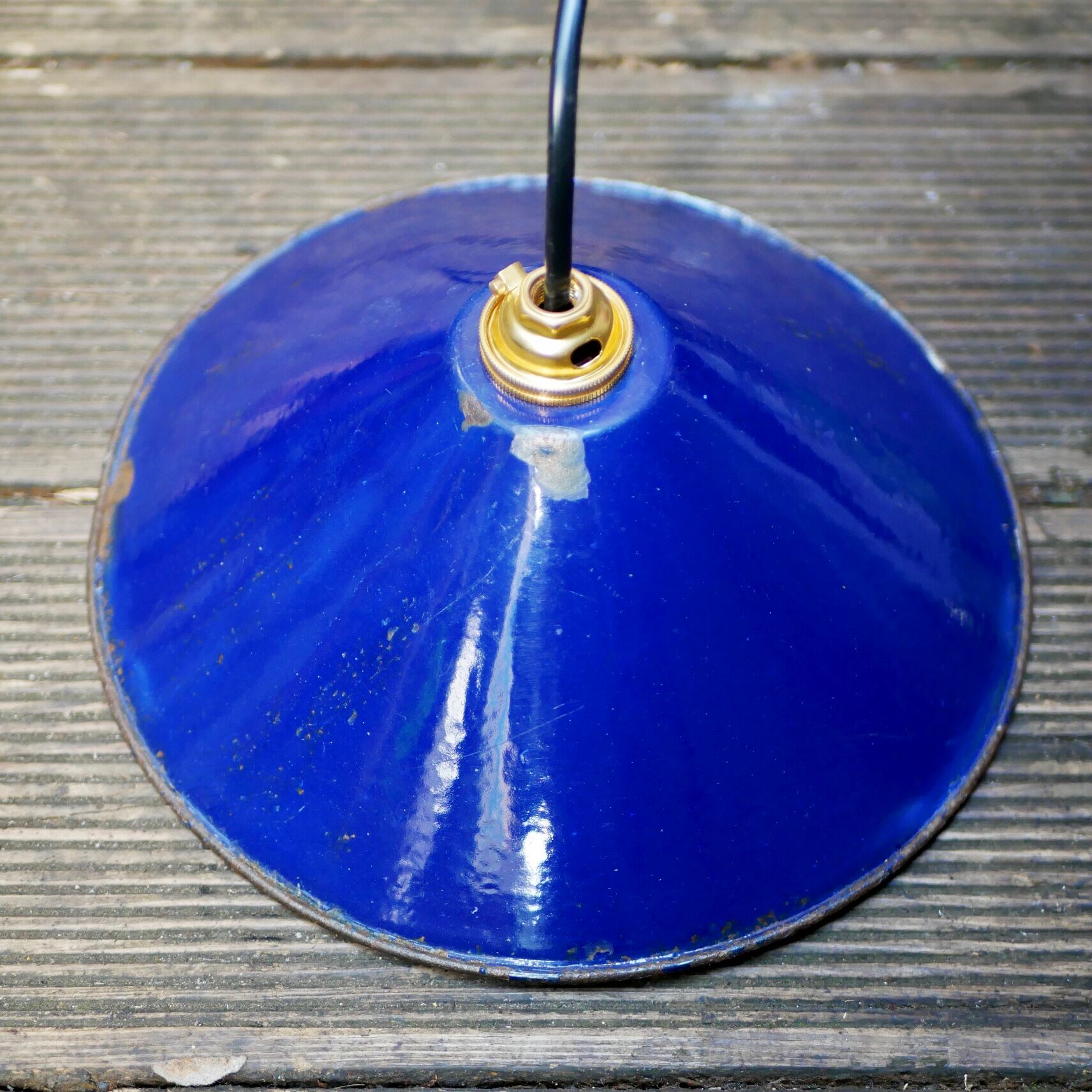 Conical industrial suspension in enamelled sheet metal