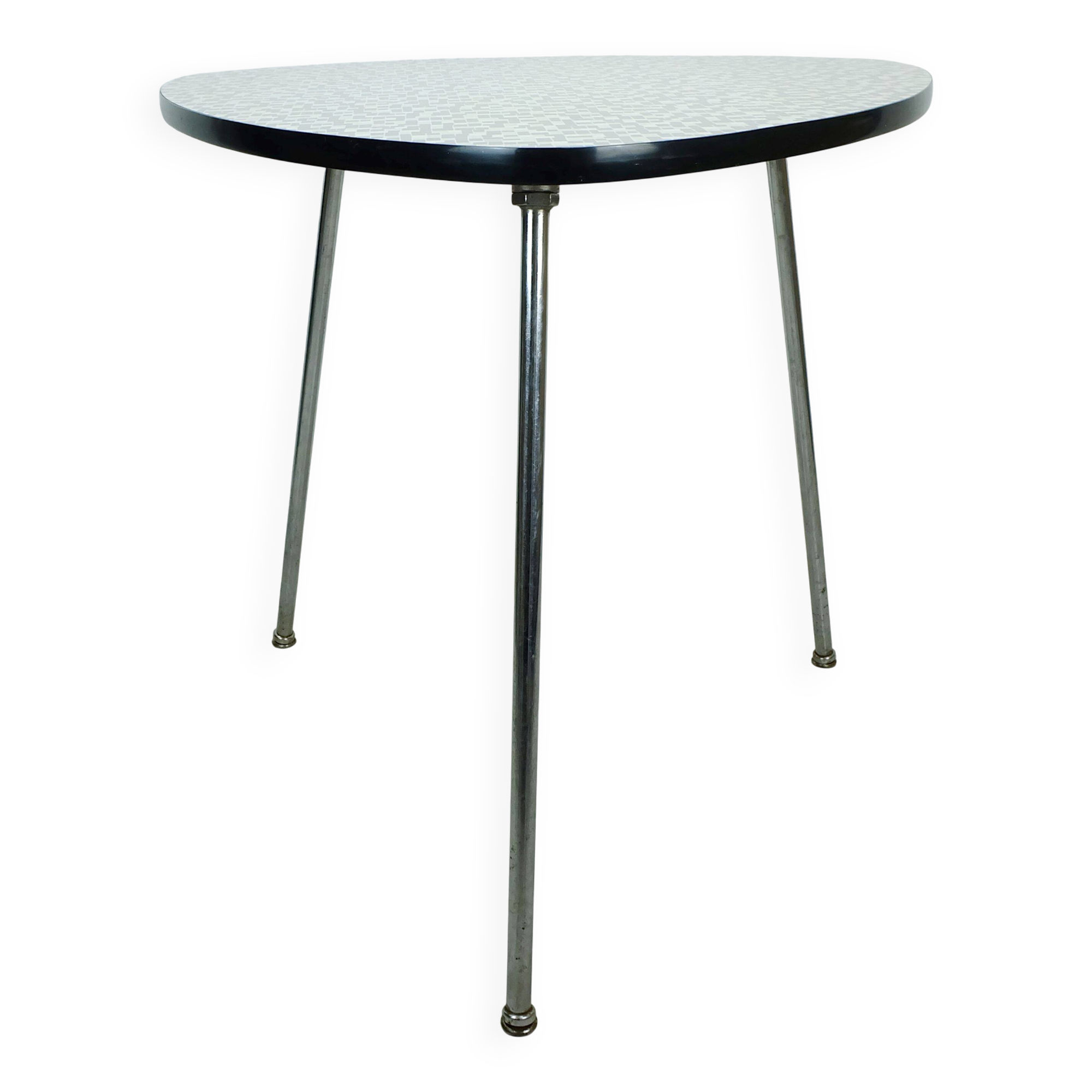 Table basse des années 1950 à trois pieds avec un plateau en formica et des pieds en chrome inclinés.