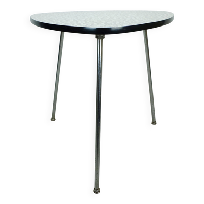 Table basse des années 1950 avec un plateau en formica et des pieds en chrome inclinés.