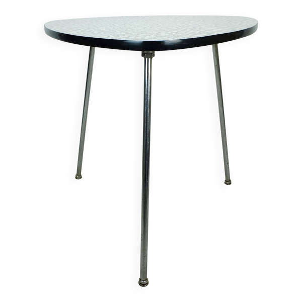 Table basse des années 1950 avec un plateau en formica et des pieds en chrome inclinés.