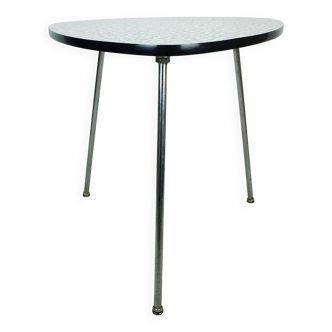 1950s three-legged COFFEE TABLE with formica top and slanted chrome legs
