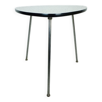 1950s three-legged COFFEE TABLE with formica top and slanted chrome legs