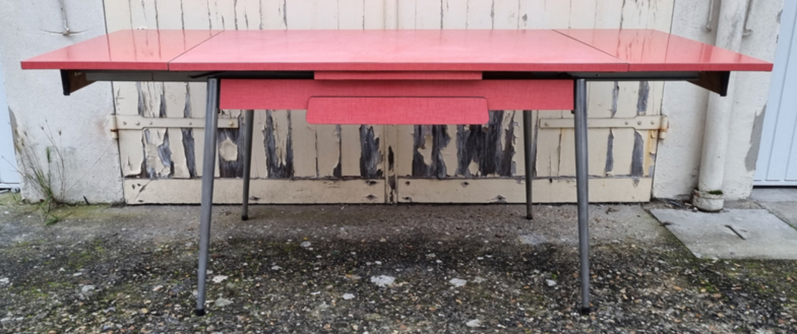 Red / pink formica table and its 4 chairs, vintage 70s.