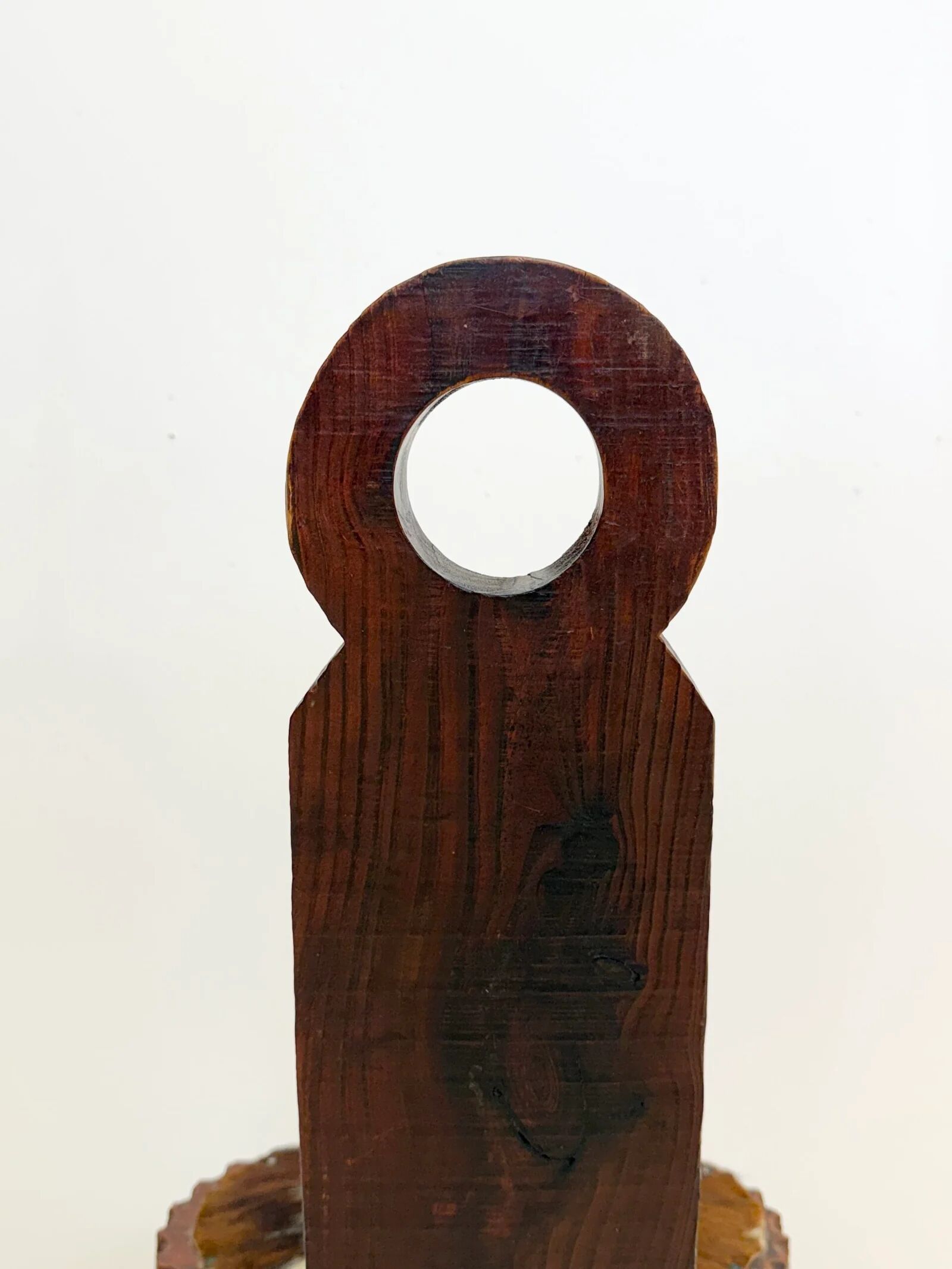 Chaise sculptée en bois et peau — 1950–1970