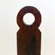 Chaise sculptée en bois et peau — 1950–1970