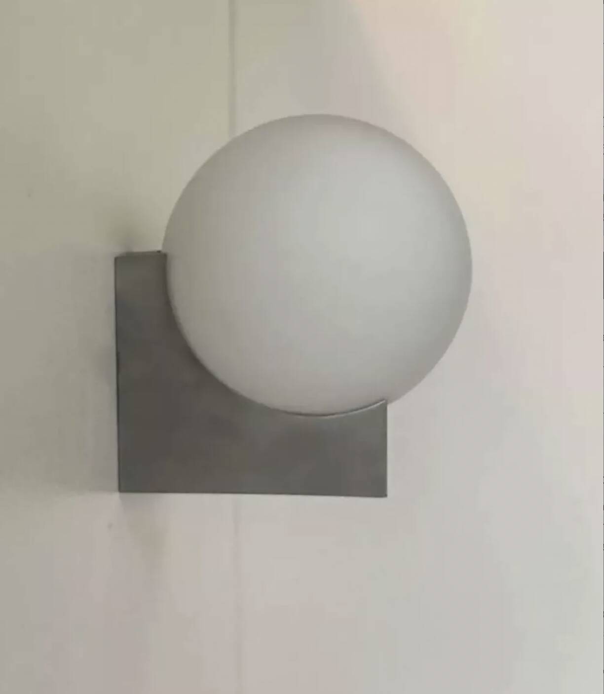 Paire d’appliques en métal brossé et opaline, France 1970