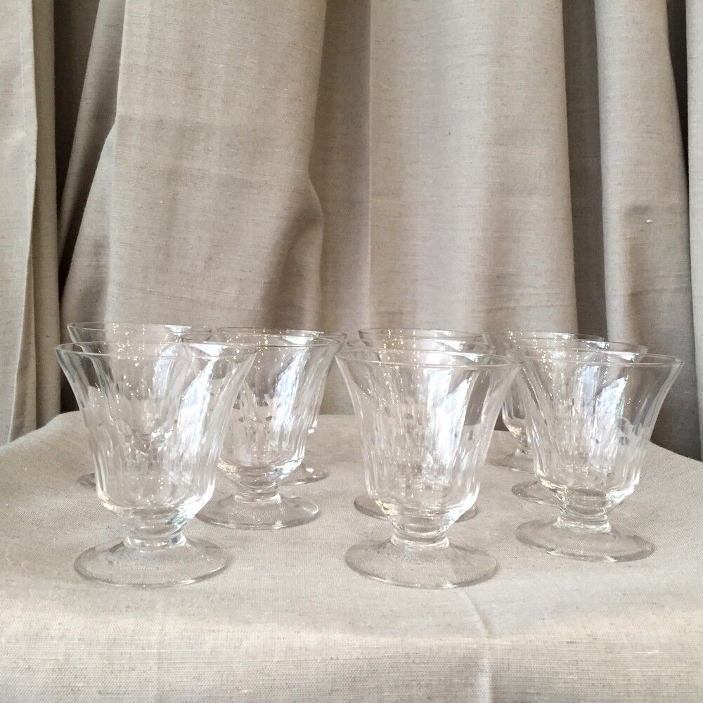 SUITE OF 10 SOBER AND ELEGANT GLASS WINE GLASSES