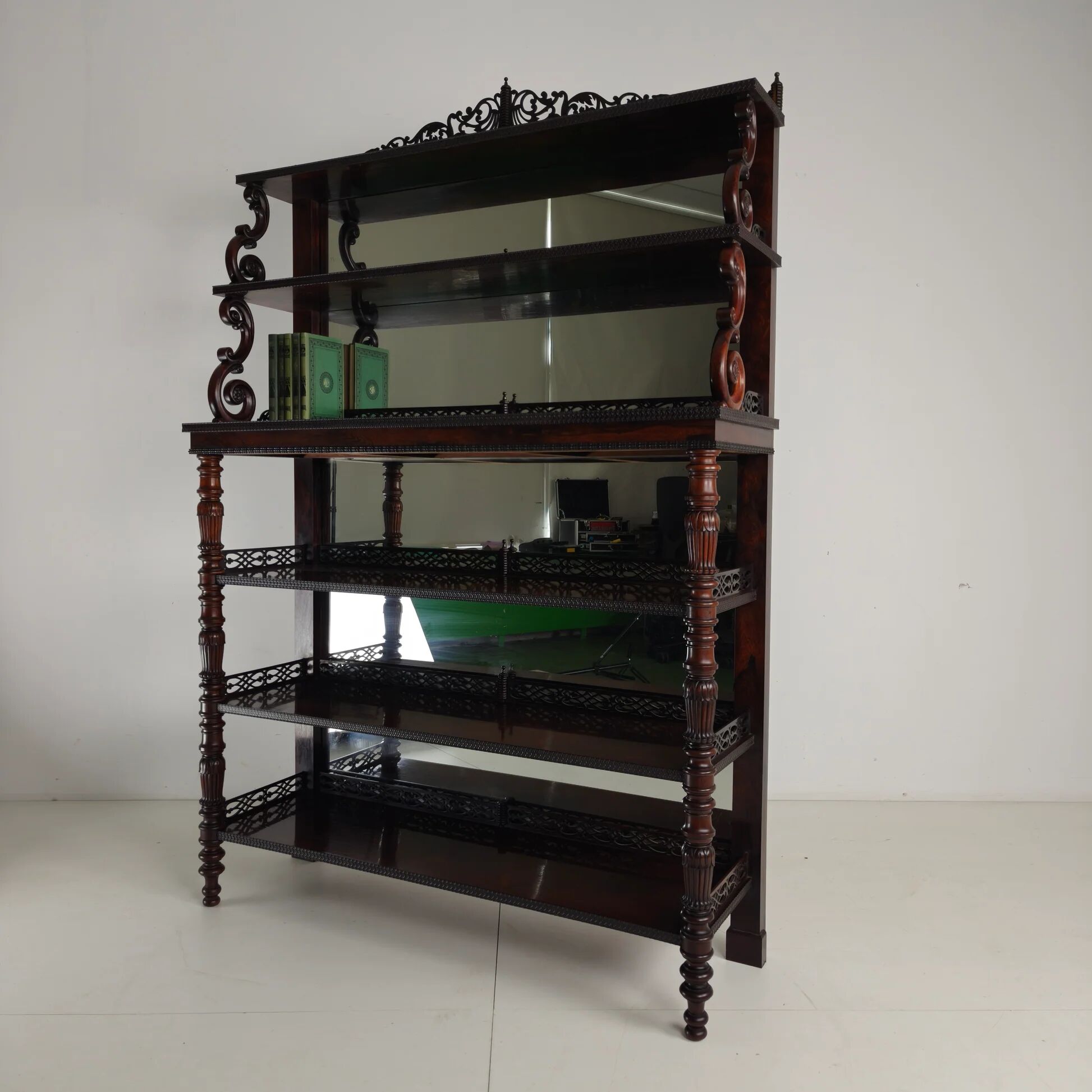 Fine quality étagère with crest – Regency / William IV period, 19th century