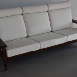 Canapé à dossier haut de style milieu du siècle retapissé