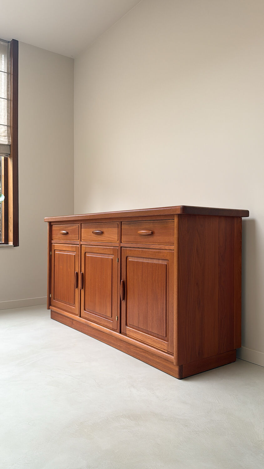 Vintage teak wooden Dyrlund sideboard