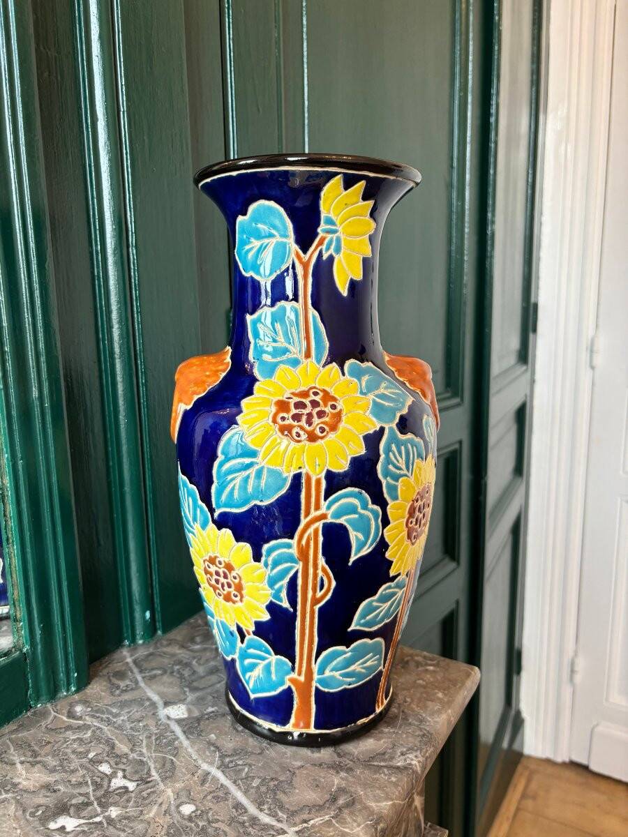Ceramic vase with sunflowers