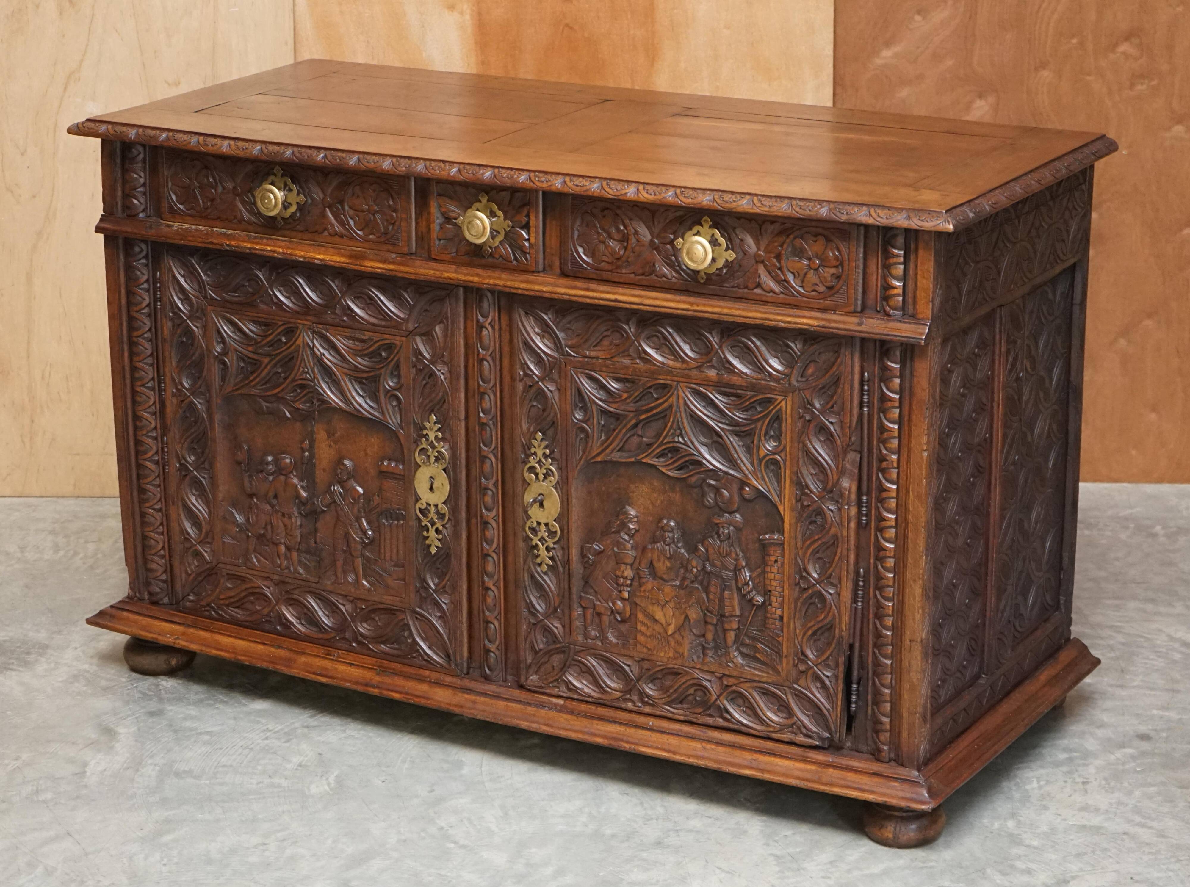 Buffet Continental en Chêne Sculpté Circa 1800 avec Panneaux Militaires