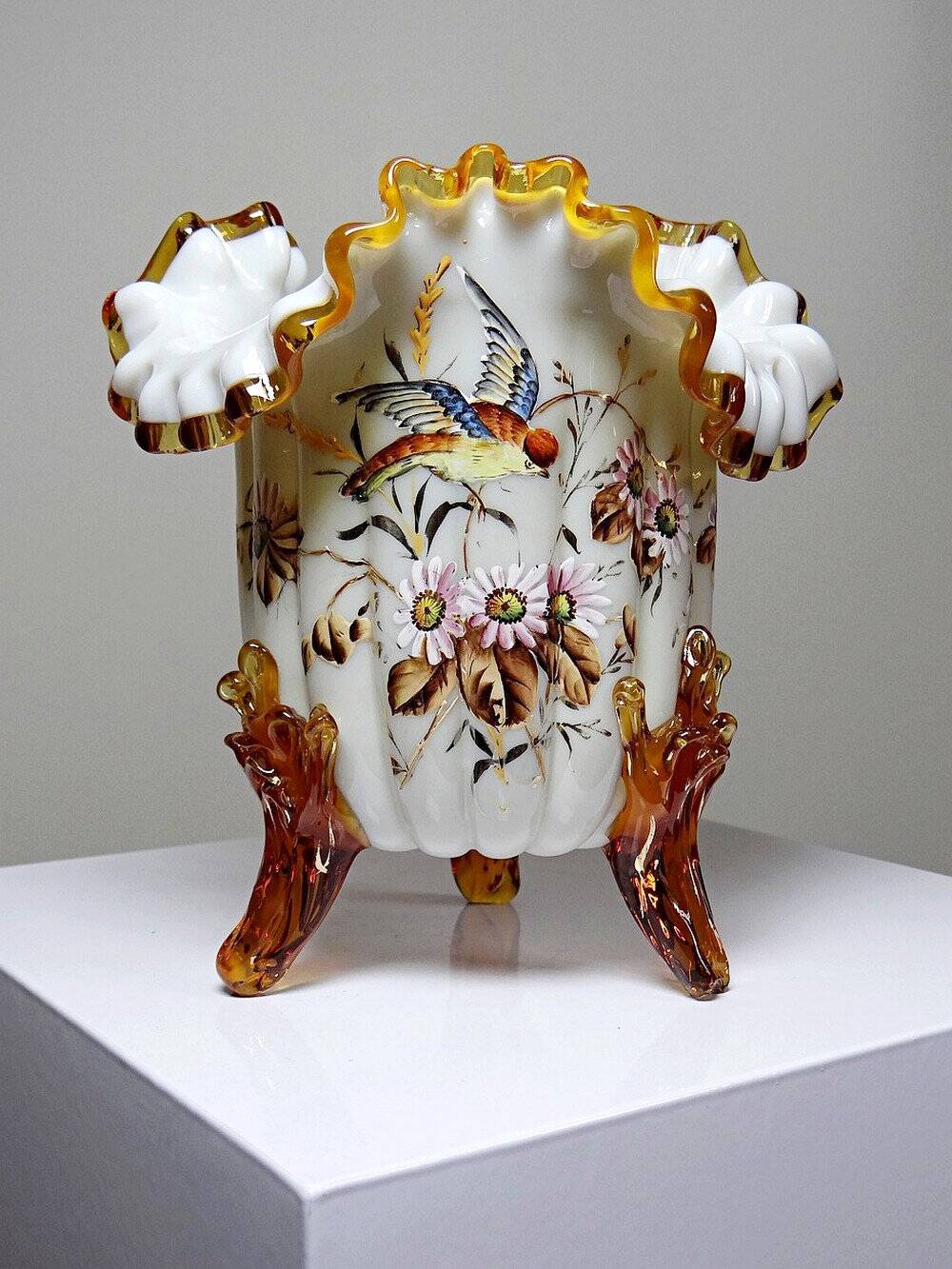Vase tripode de style victorien en opaline émaillée, XIXe-XXe s.