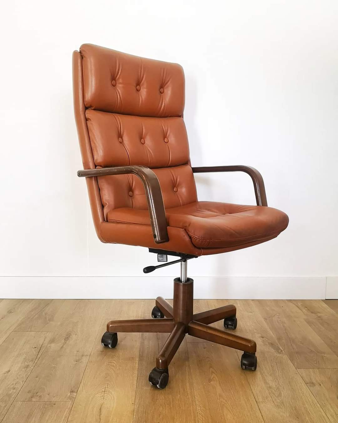 Office chair in upholstered skai