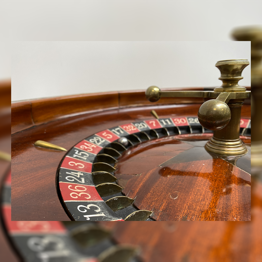 Octagonal mahogany roulette from the 19th century