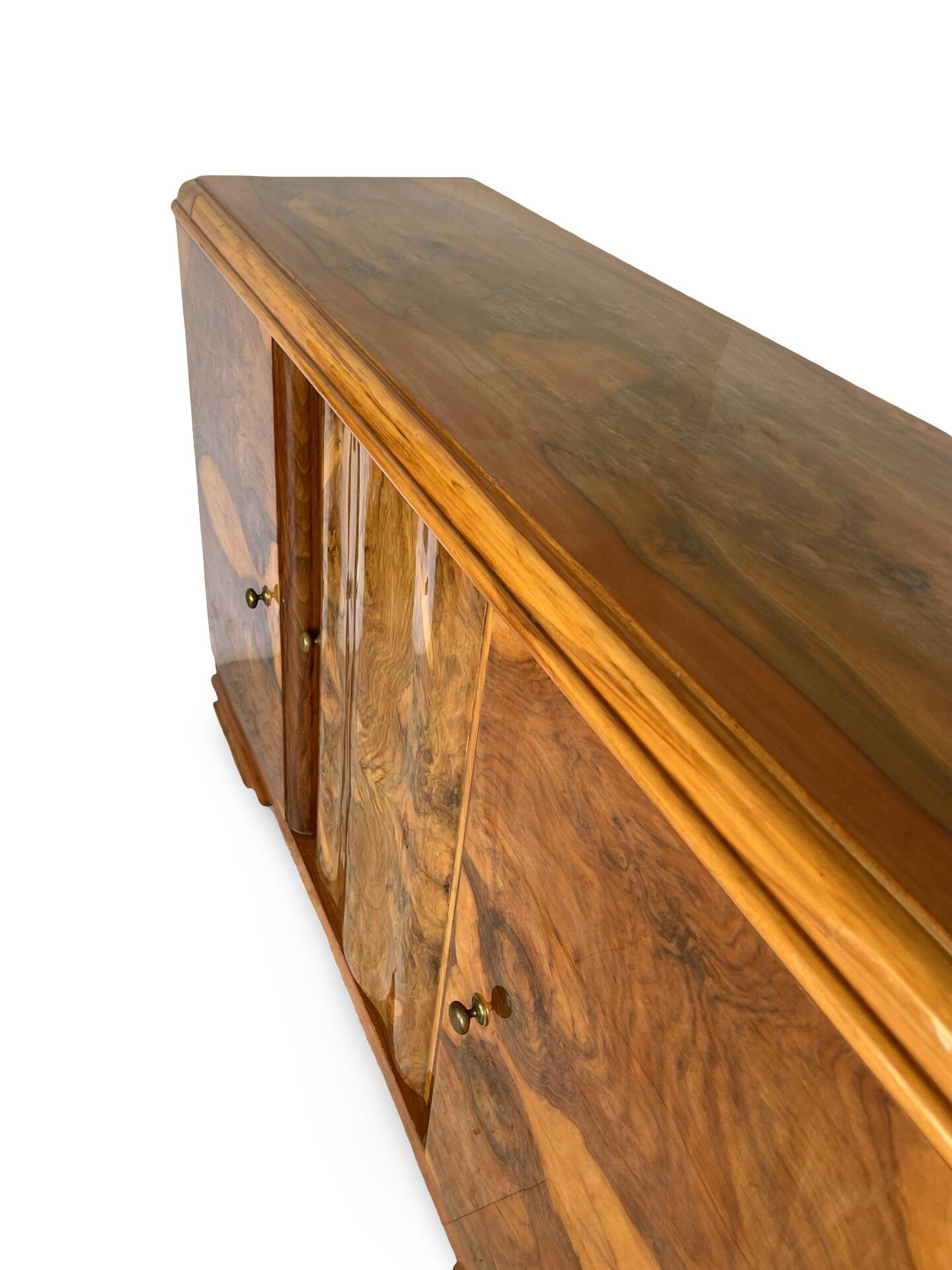 Italian Art deco burl walnut sideboard, of great quality.