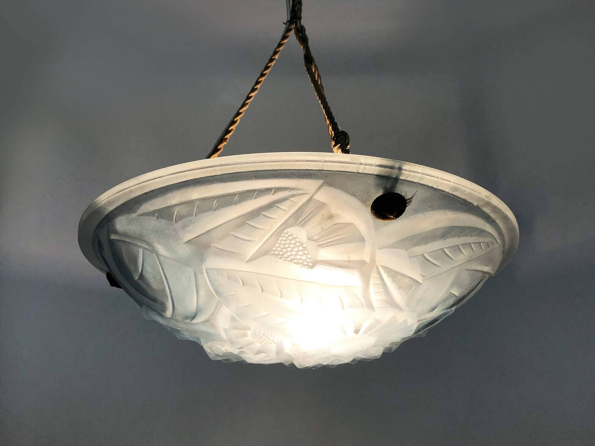 Old degue chandelier, 1-burner art deco washbasin pendant light, in blue glass paste. signed degué