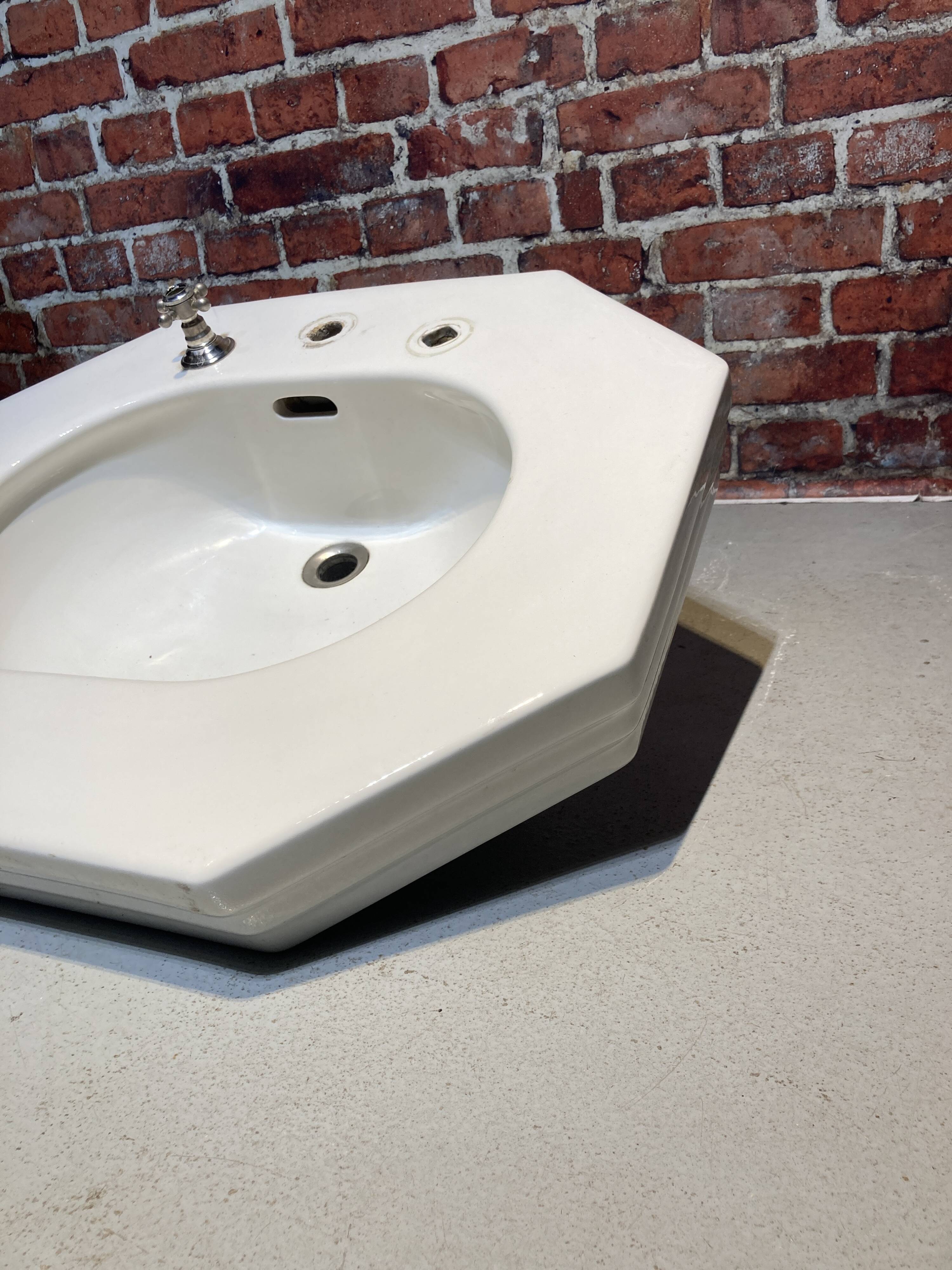 Vasque sur pied blanc