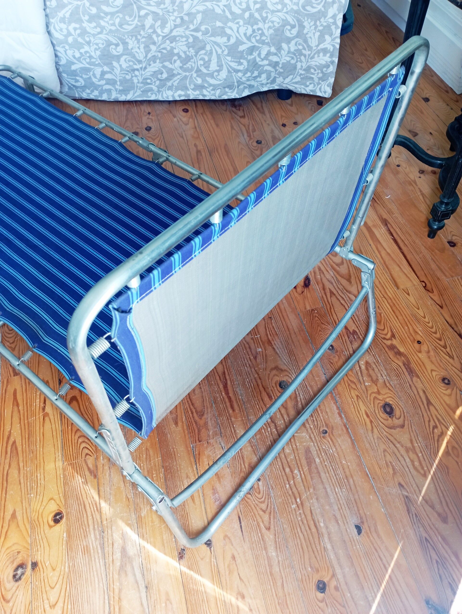 Folding sunbed lounger
