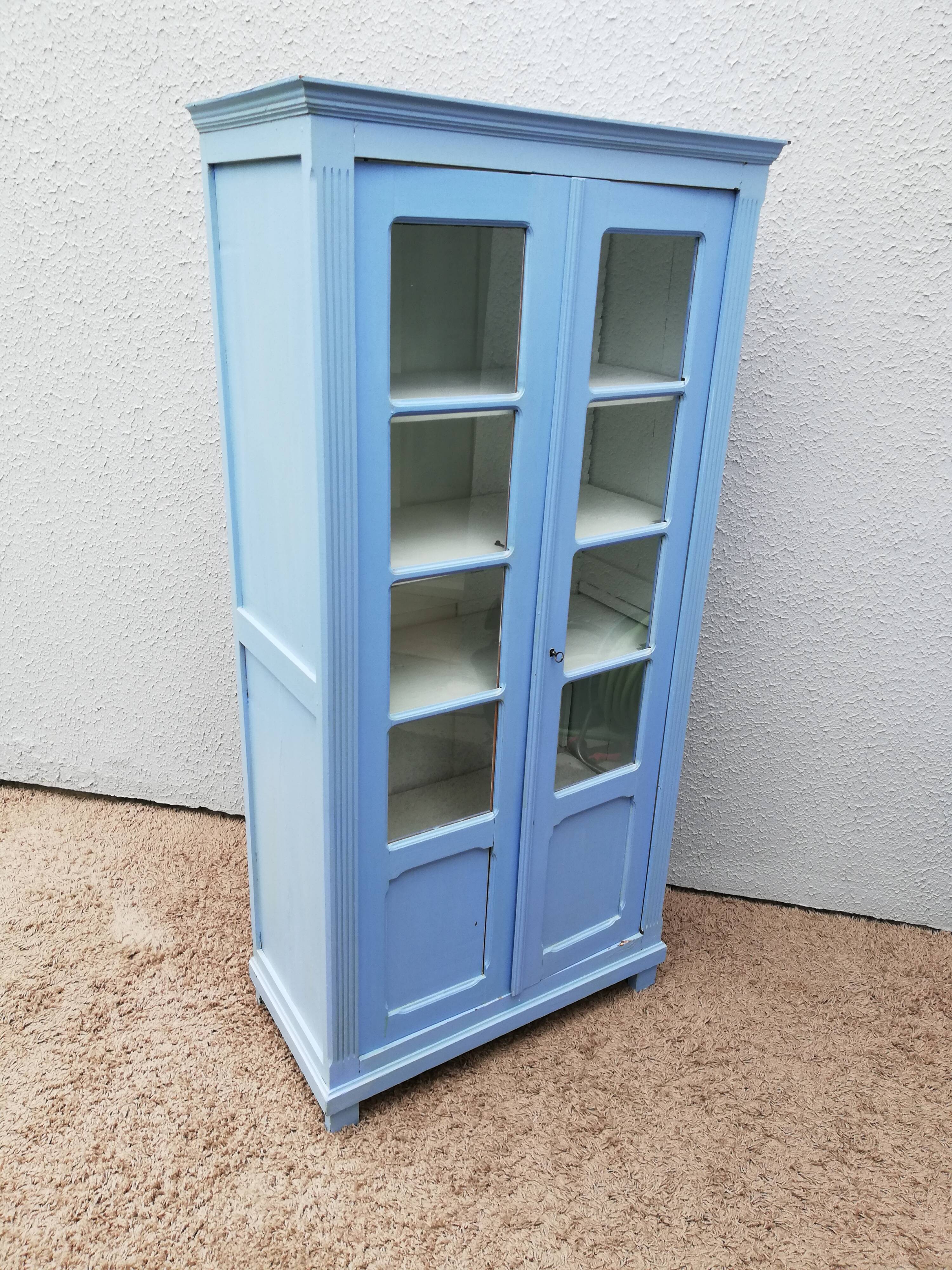 Small old showcase library