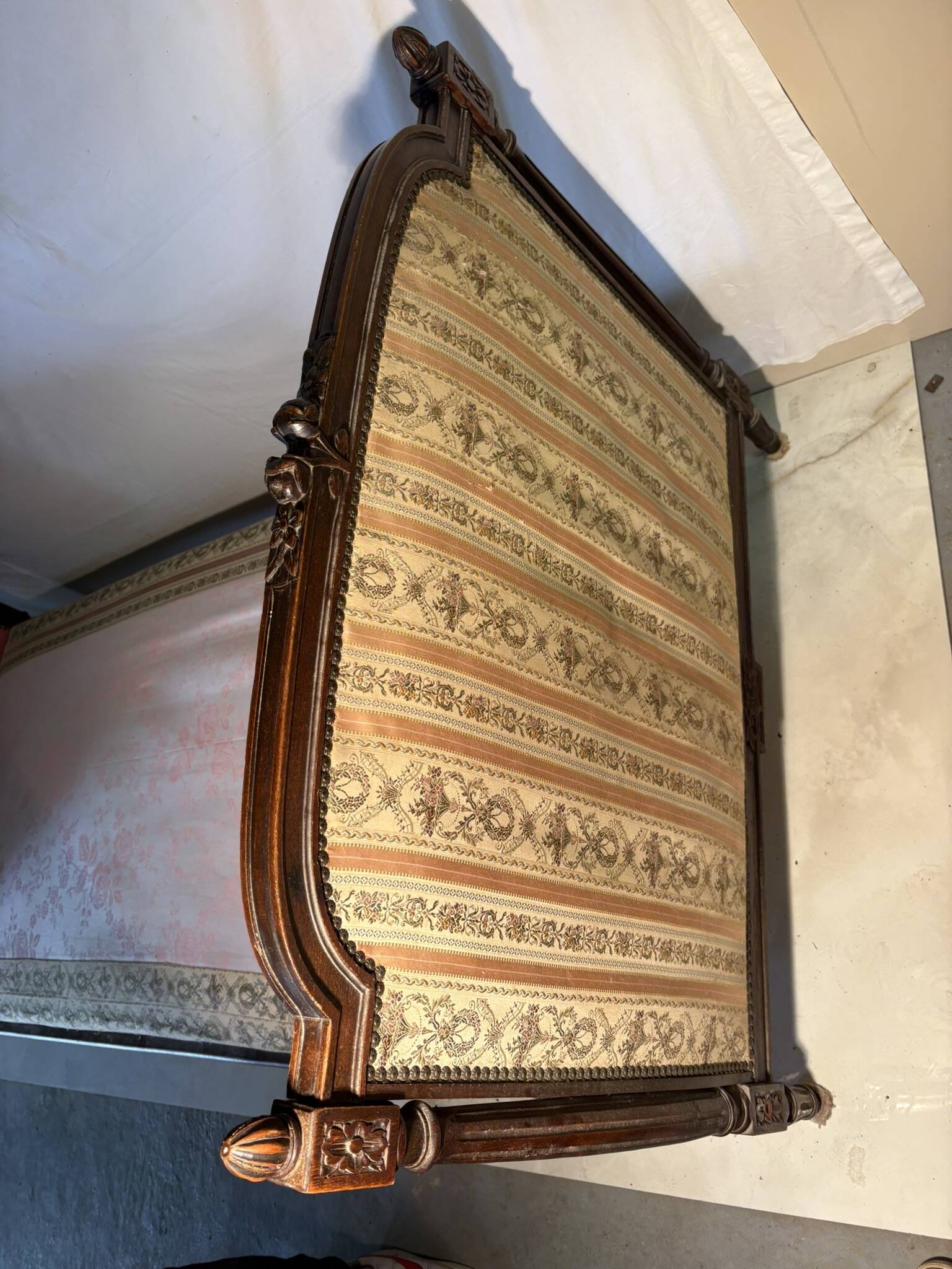 Antique Louis XVI style daybed in carved wood and patterned fabric