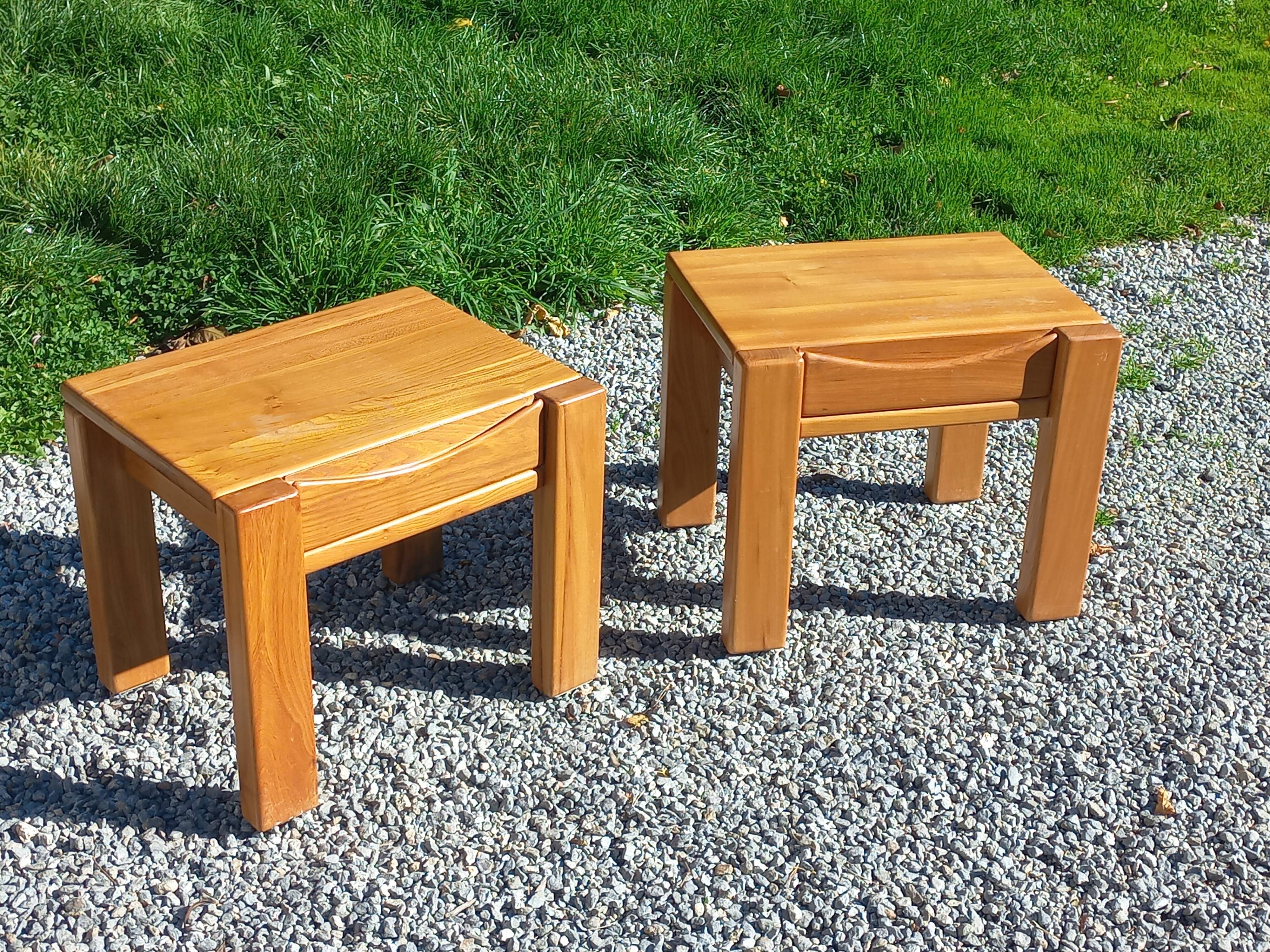 Paire de chevets en orme massif de la maison Regain