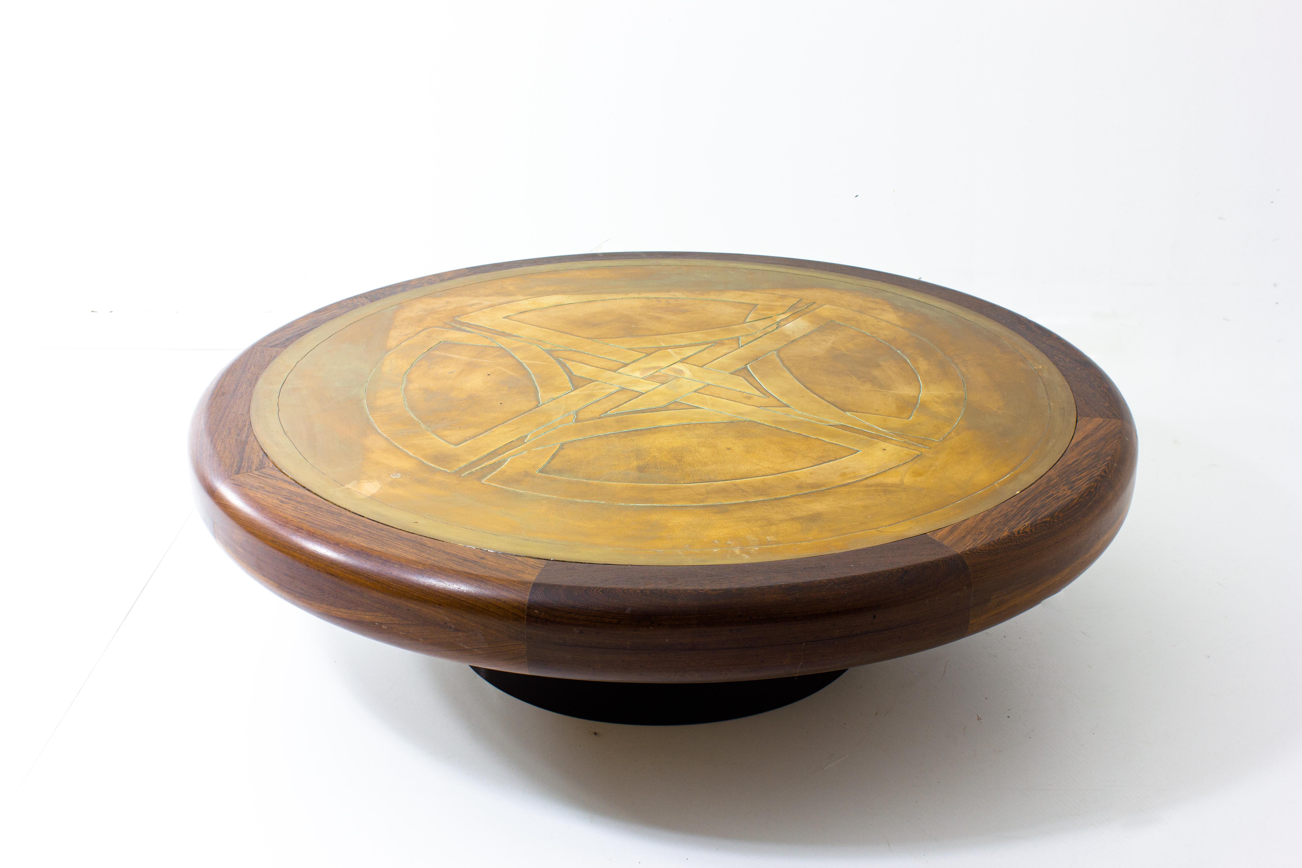 Vintage round coffee table in rosewood and brass