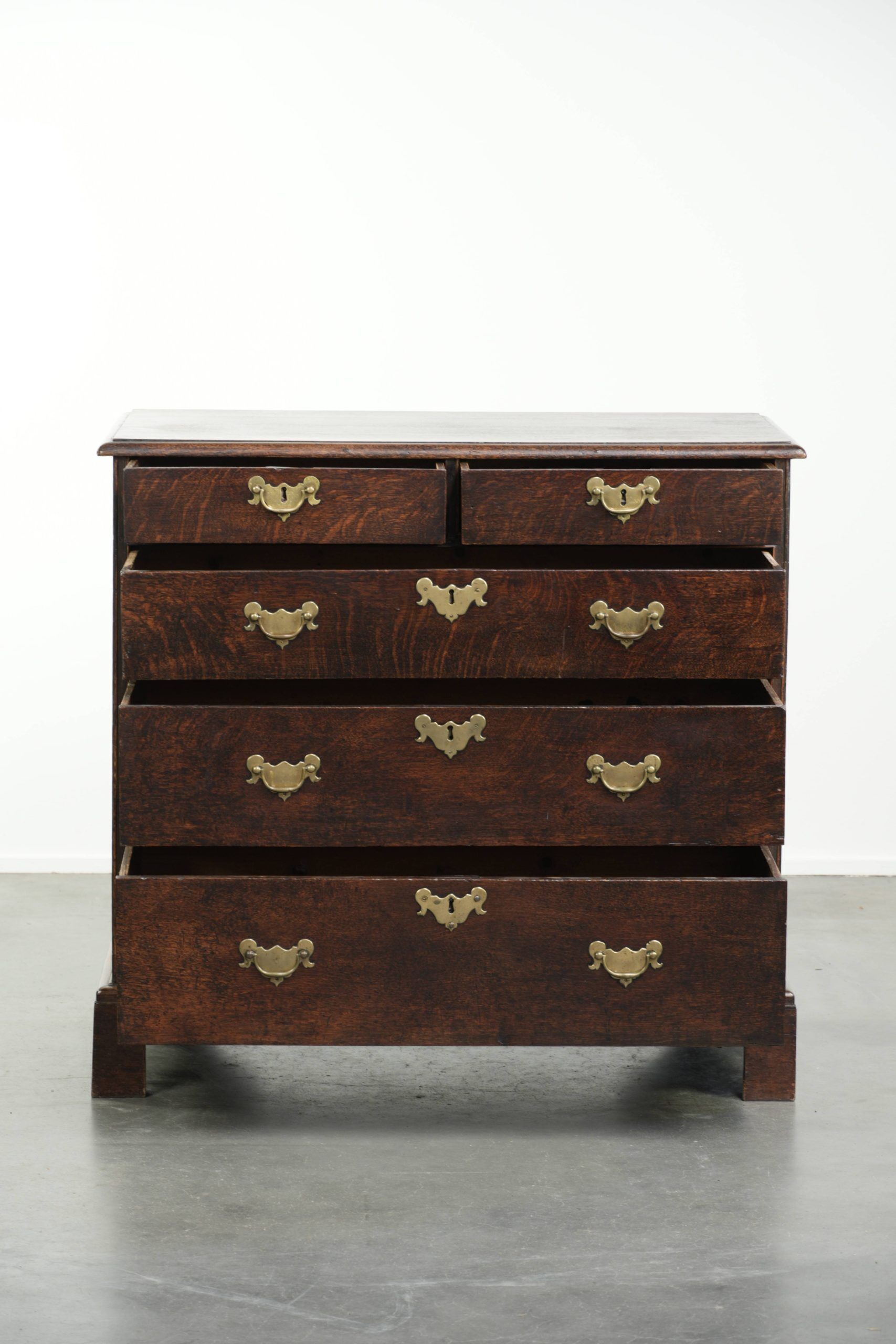 Commode en chêne anglais antique de la fin du XVIIIe siècle.