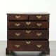 Commode en chêne anglais antique de la fin du XVIIIe siècle.
