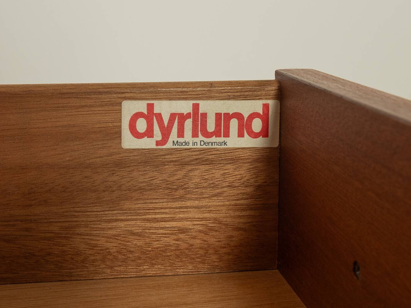 1980s bureau, Dyrlund