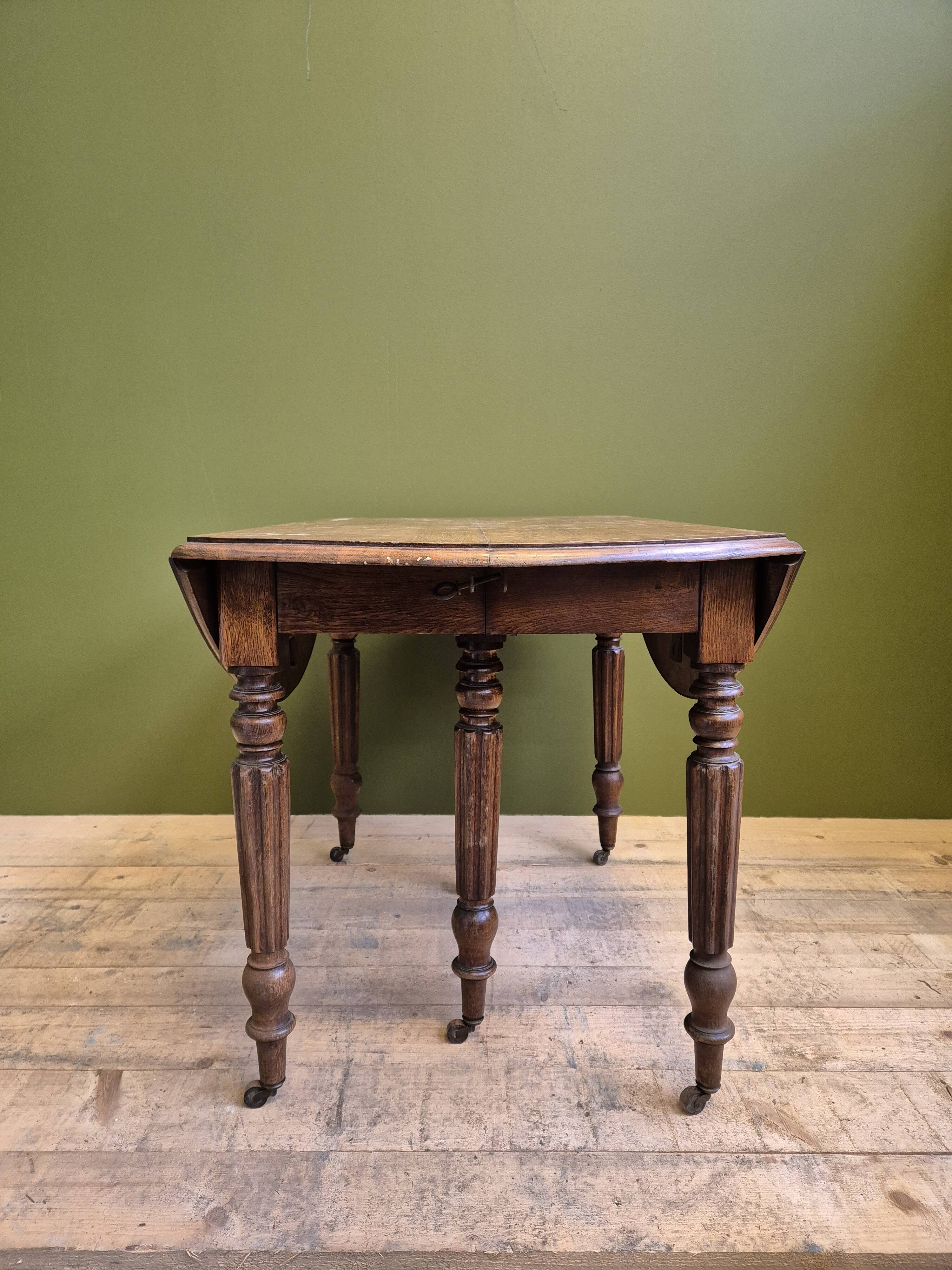 Round/rectangle table with extensions on casters