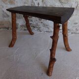 Banc en bois brutaliste