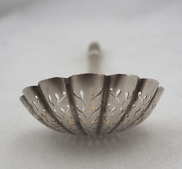 Puiforcat, cuillère à saupoudrer, argent massif, manche à la russe, vermeil.