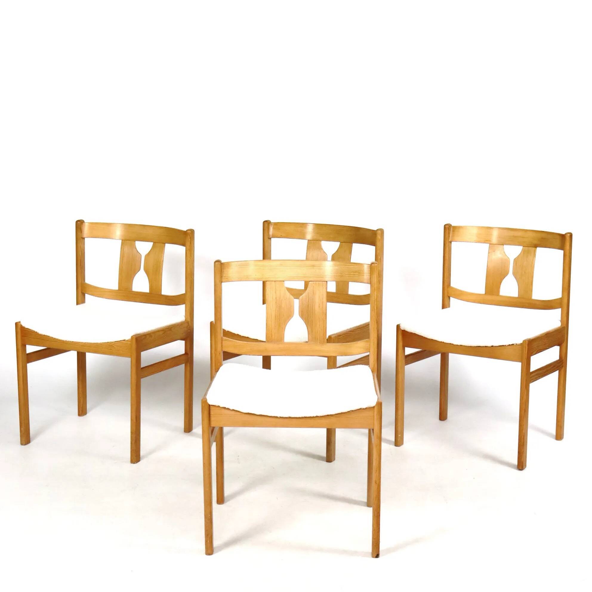 Série de quatre chaises en pin années 60