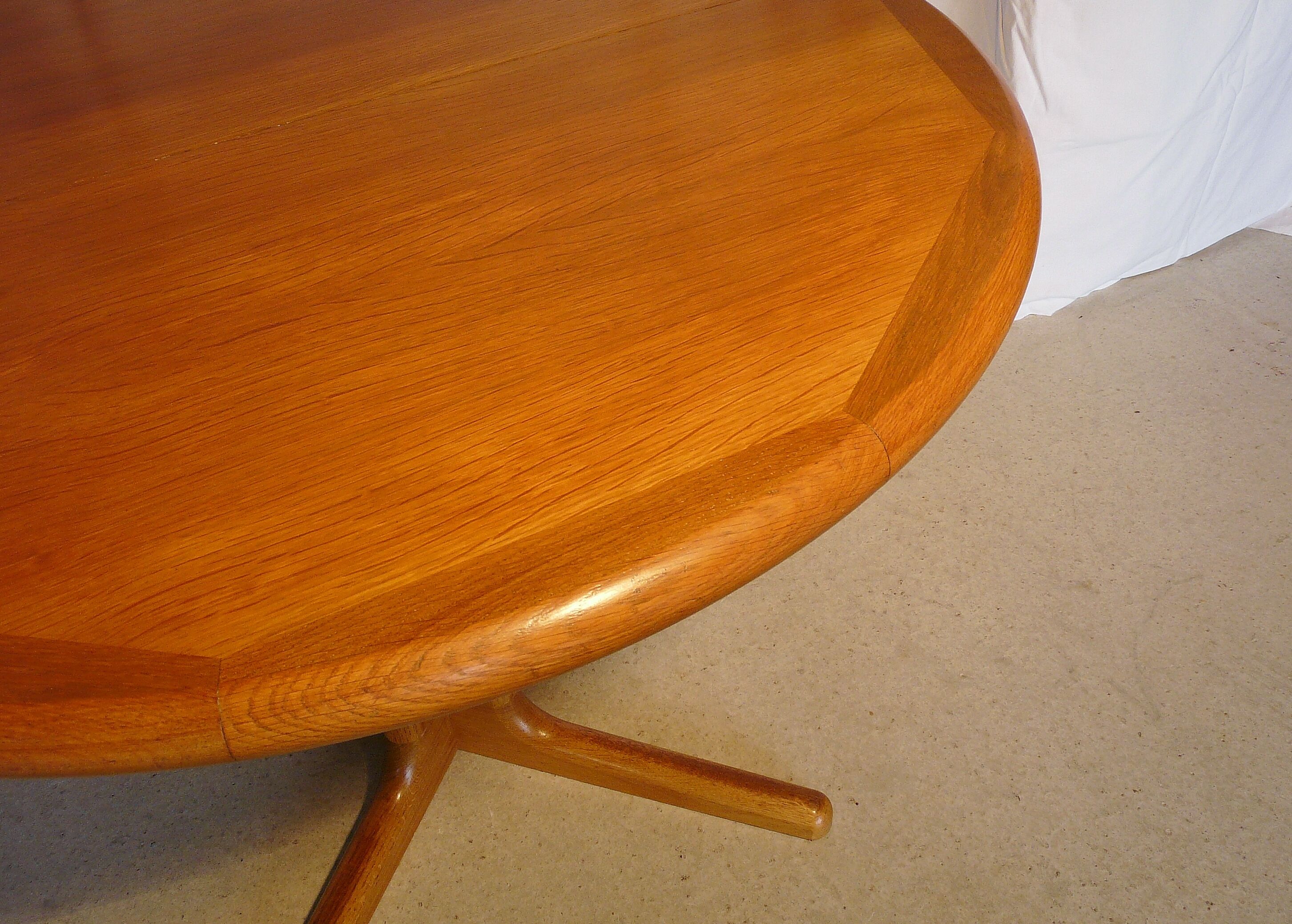 Expandable round table in teak