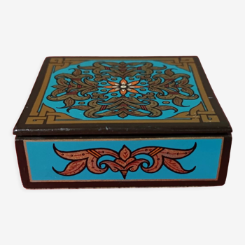 Wooden jewelry box with felt type interior