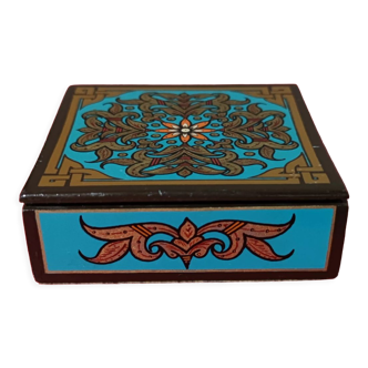 Wooden jewelry box with felt type interior