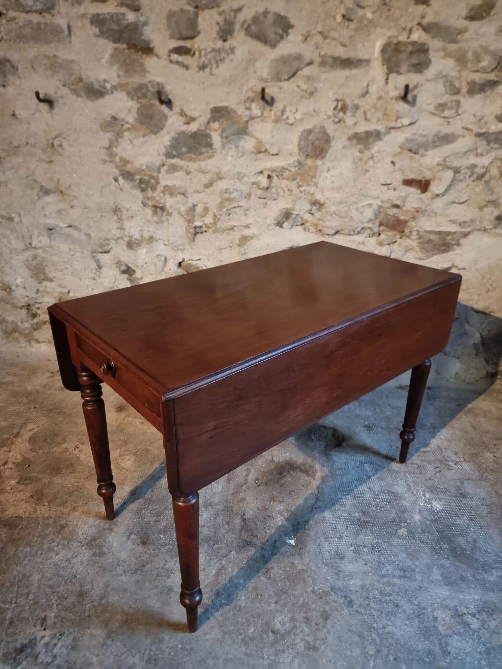 Antique English drop-leaf table in mahogany, late 19th century.