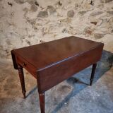 Antique English drop-leaf table in mahogany, late 19th century.