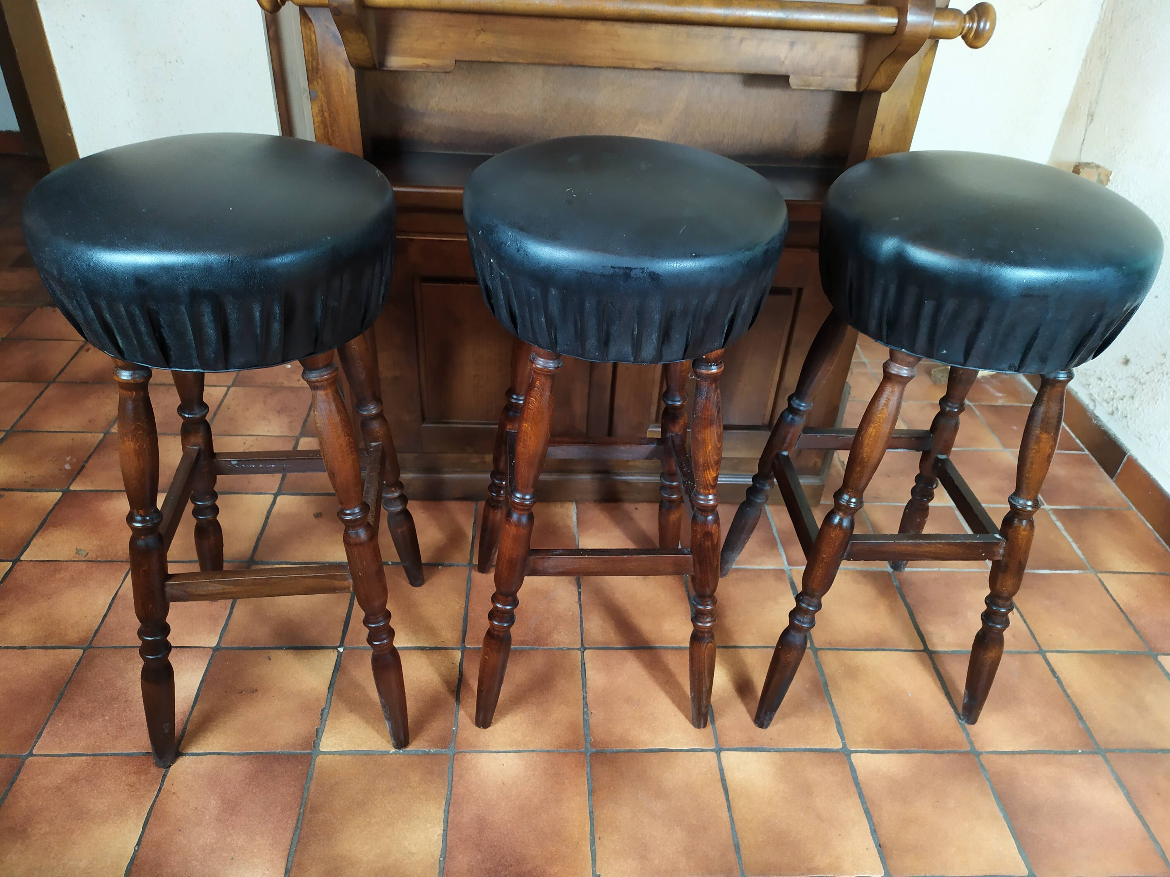 Wooden bar + 3 wooden stool and black skaï of the brand macorest