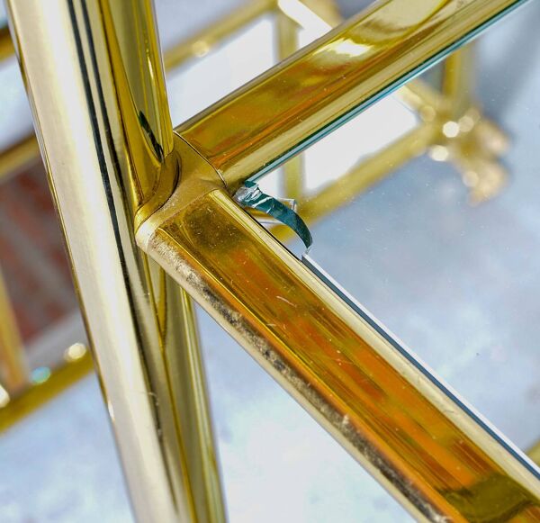 Vitrine Ramiro Tarazona plaquée or 24 carats avec étagères en verre, années 1980