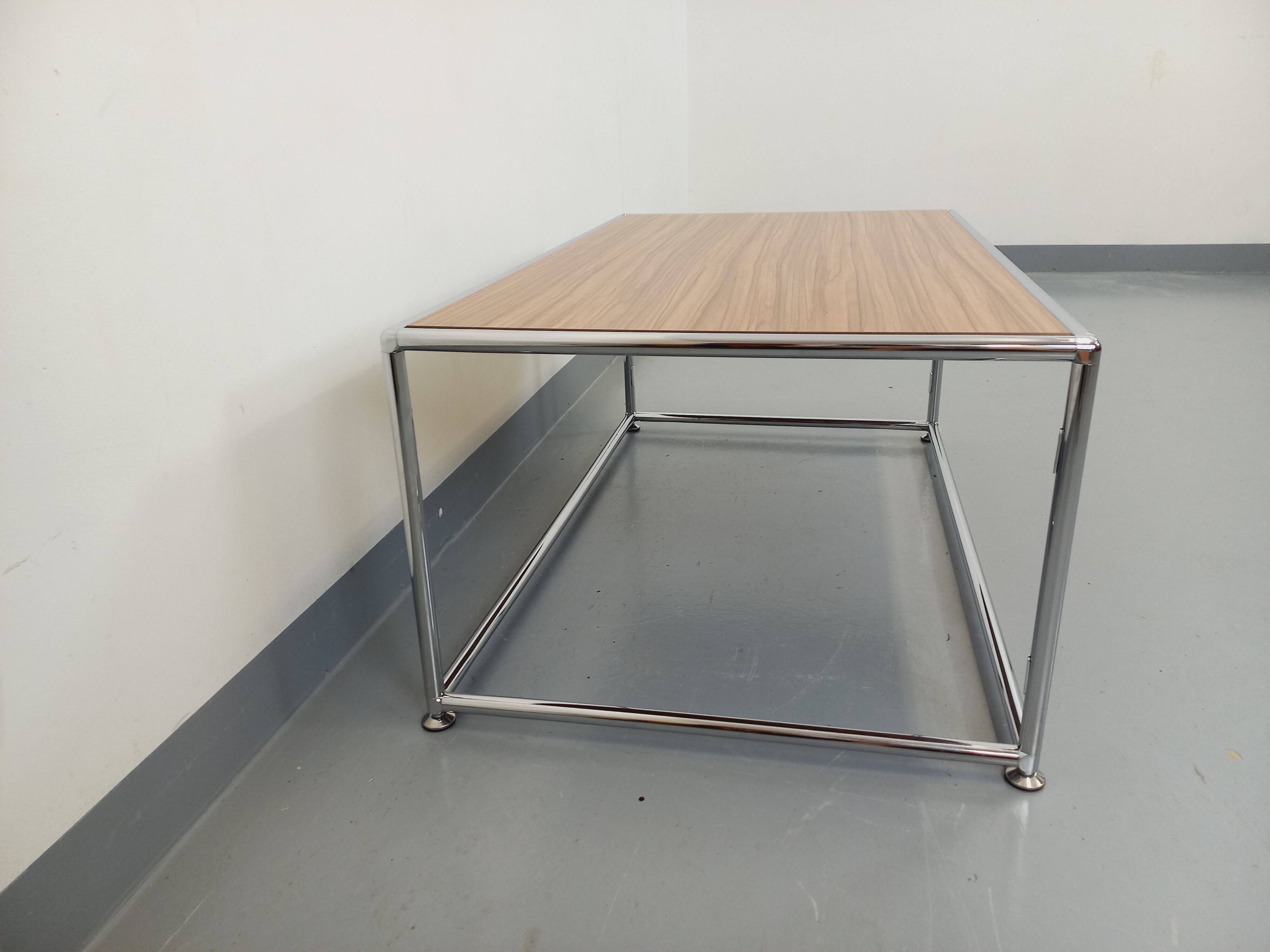 Table basse vintage style USM en mélaminé et métal chromé